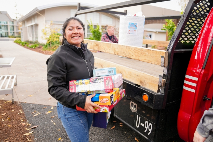 Del Alto '13 Collects Toys for Santa Clara Firefighters Drive